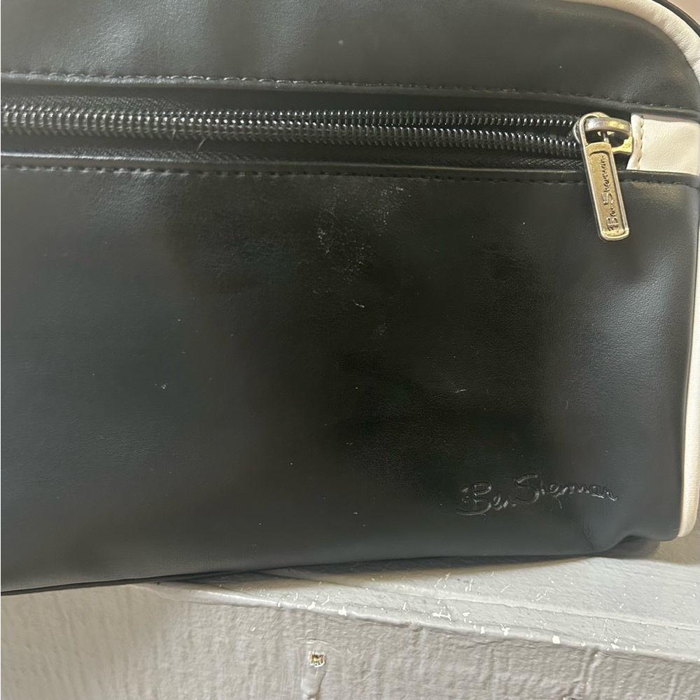 Ben Sherman Regent Park PVC Top Zip Travel Toiletry Bkack and White Bag - Picture 7 of 7